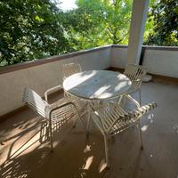 Tavolo e sedie da giardino