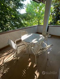 Tavolo e sedie da giardino