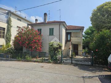 PORZIONE DI BIFAMILIARE A FOLIGNO