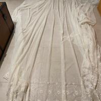 tenda bianca con ricamo di pizzo sul fondo