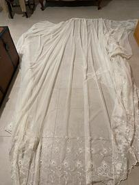 tenda bianca con ricamo di pizzo sul fondo