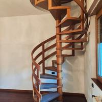 Scala a chiocciola in legno