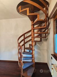 Scala a chiocciola in legno