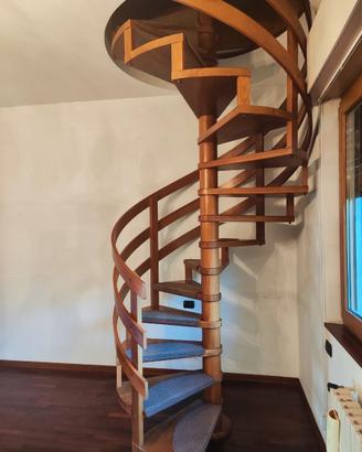 Scala a chiocciola in legno