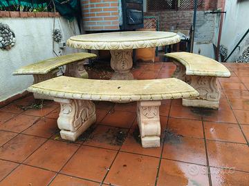 Tavolo da giardino in cemento con panche