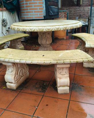 Tavolo da giardino in cemento con panche