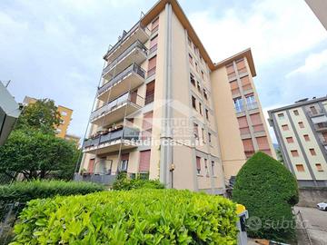Appartamento di 95 m² con 4 locali e box auto a Ro
