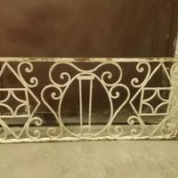 Antica grata  in ferro con stemma gentilizio