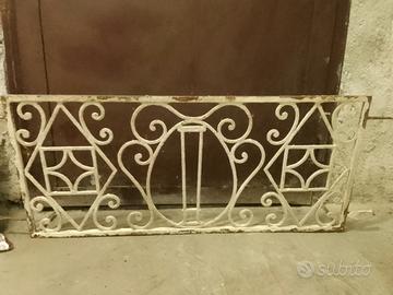 Antica grata  in ferro con stemma gentilizio