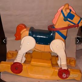 Cavallo con rotelle o a dondolo