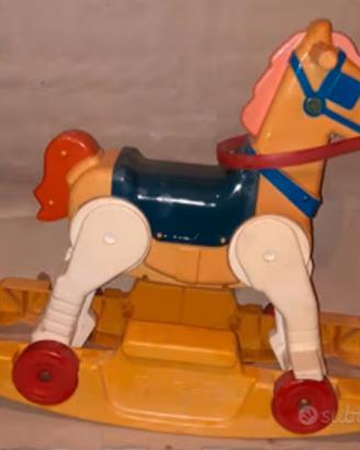 Cavallo con rotelle o a dondolo