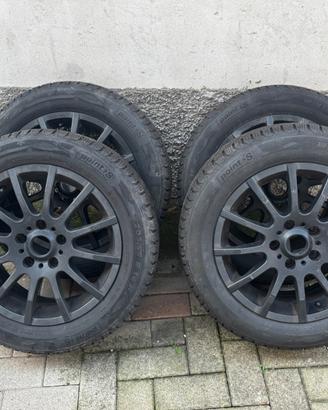 Treno Completo 16" - Cerchi Neri + Gomme Invernali