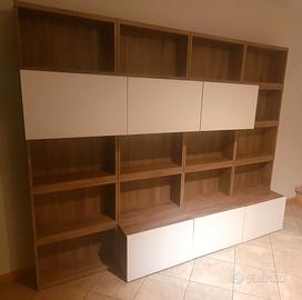 Libreria con scaffalature e scrivania IKEA