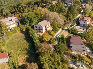 Villa di 218 m² con più di 5 locali e box auto a L