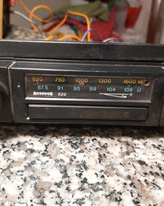 AUTORADIO AUTOVOX CON FM ESTRAIBILE FUNZIONANTE .