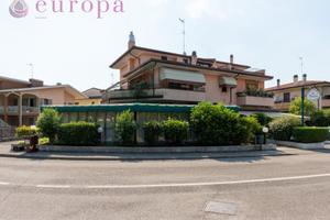 Grande locale pizzeria con cucina avviata completa
