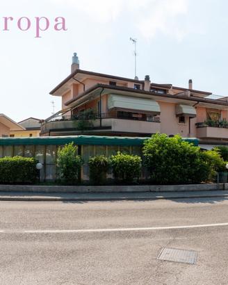 Grande locale pizzeria con cucina avviata completa