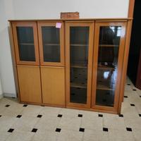 Mobile vetrina in legno con ante in vetro