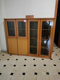 Mobile vetrina in legno con ante in vetro