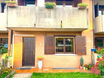 Villetta a schiera tricamere con garage doppio