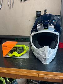 Casco cross shot race mips, occhiali 100%