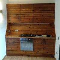 Cucina in legno vecchio con pensili maniglie chiod