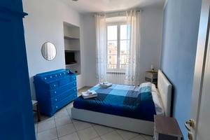 A Sanremo alle spalle della statua di Mike