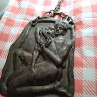 placchetta in metallo a bassorilievoche raffigura