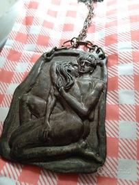 placchetta in metallo a bassorilievoche raffigura