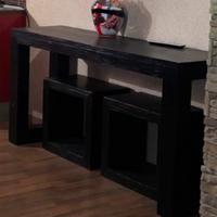 Tavolo in legno scuro con 4 sgabelli a cubo