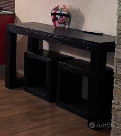 Tavolo in legno scuro con 4 sgabelli a cubo