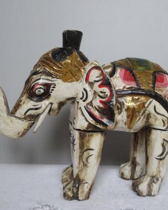 Elefante in legno. Altezza 17,5cm lunghezza 24cm