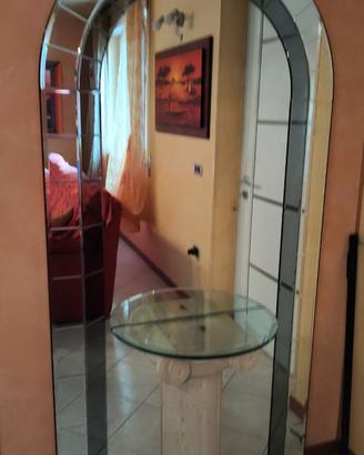 Specchio da parete con colonna in marmo