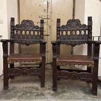 Coppia di poltrone antiche in legno