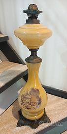 Antica lampada ad olio in vetro opalino decorata