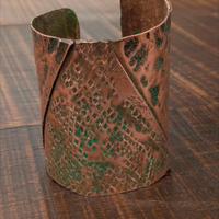 Bracciale forgiato e scolpito a mano