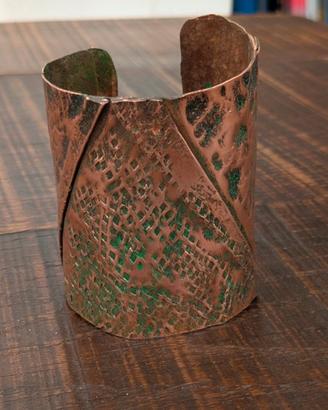 Bracciale forgiato e scolpito a mano