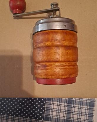 Macinacaffe manuale vintage in legno a barilotto