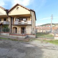 VILLA A SCHIERA D'ANGOLO A LUZZI