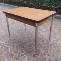 Tavolo allungabile con gambe in acciaio e cassetto