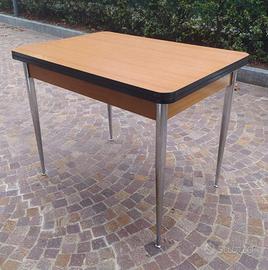 Tavolo allungabile con gambe in acciaio e cassetto