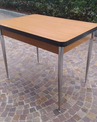 Tavolo allungabile con gambe in acciaio e cassetto