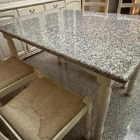 Tavolo Del Tongo con top in granito e 4 sedie