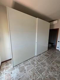 Armadio a muro con ante scorrevoli