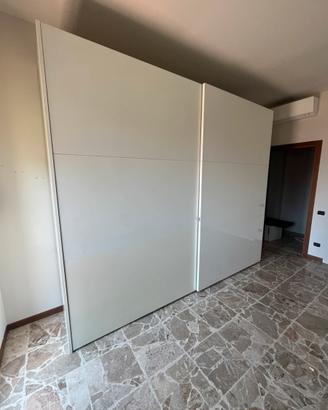 Armadio a muro con ante scorrevoli