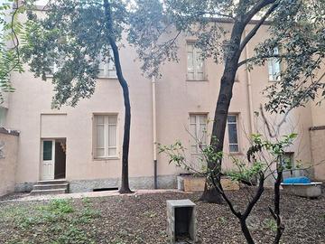 Intero palazzo con grande giardino privato