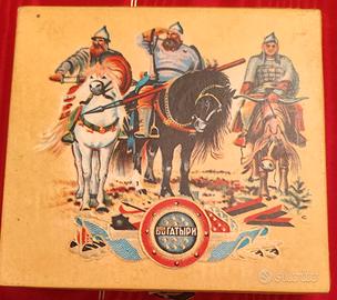 scatola russa anni 40/50 con contenuto