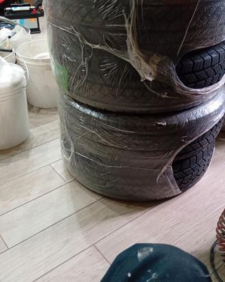 4 gomme 4 stagioni 195/70/15/102-104-R/nuove.mai u