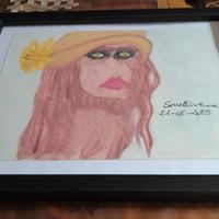 Donna abbronzata con cappello