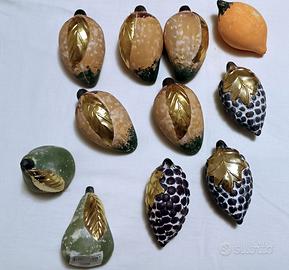 Frutta in terracotta con foglia in ottone